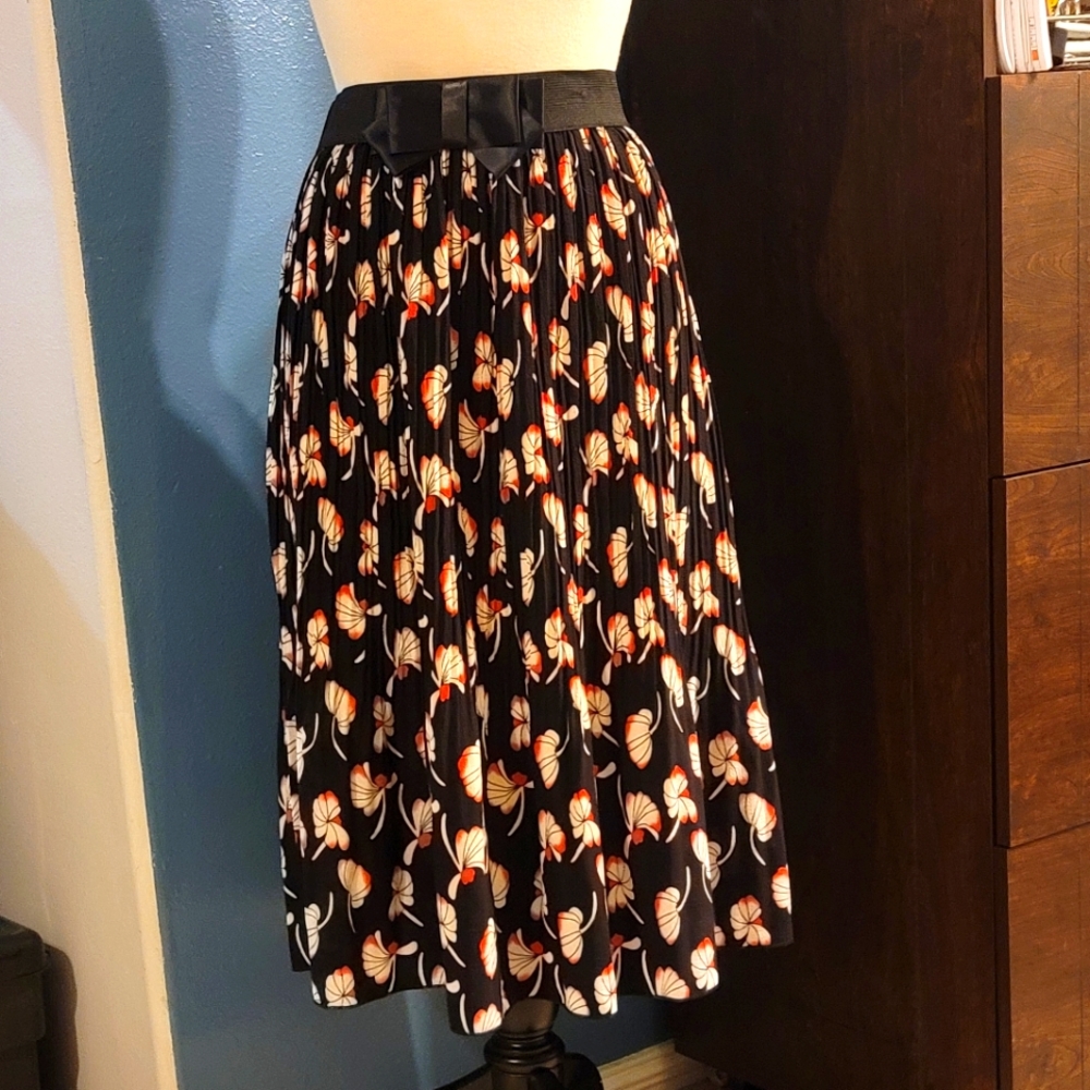 NWT Long pleated black floral printed skirt